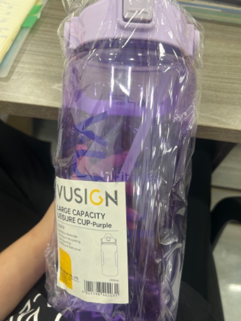 Có vạch chia mực nước và giờ nhắc uống nước. Có kèm ống hút