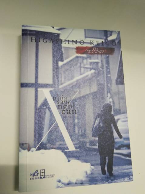 Đây là cuốn sách trinh thám đầu tiên mà mình đọc.     " Phía sau nghi can x ", 1 cuốn sách cuốn hút cực kỳ, mình luôn cảm thấy tò mò xem chuyện gì sẽ xảy ra tiếp theo ,  vụ án tuy cũng đã được giải đáp ra trước mặt người đọc từ trước nhưng mọi sự việc làm mình vô cùng bất ngờ, còn bất ngờ như thế nào thì bạn hãy đọc sách liền đi nha♥️. Màu sắc, in ấn thì rất là okay, tiki giao hàng nhanh, đóng gói cẩn thận( có giấy chống sốc). Nói chung là sách hay,chất lượng và mình thích cách viết truyện của Keigo lắm luôn . Sau khi đọc xong cuốn này thì chắc chắn mình sẽ tìm và đọc thêm nhiều sách trinh thám hơn nữa của bác Keigo. ⭐⭐⭐⭐⭐