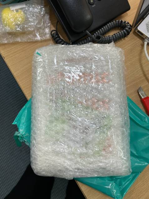 Đóng gói rất cẩn thận, lần đầu mình thaasy1 shop bọc hàng mà (bọt biển) để bọc nhiều như thế. Sách cũng có bọc mới, new 100%