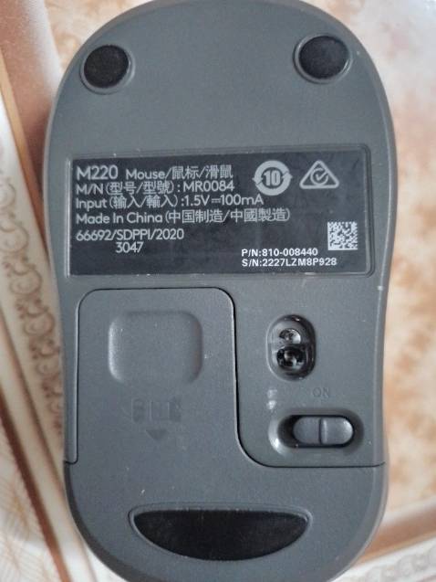 Dùng được hơn 1 tháng, giờ mới đánh giá.
Cầm nắm vừa tay, âm nhấp chuột nhỏ (gần như không nghe thấy gì).
Kết nối với cổng USB trên máy tính chắc chắn.
Không thấy đèn tín hiệu nằn phía dưới chuột không dây dù rằng Chuột không dây vẫn hoạt động rất tốt (Không biết có phải là lỗi gì không?