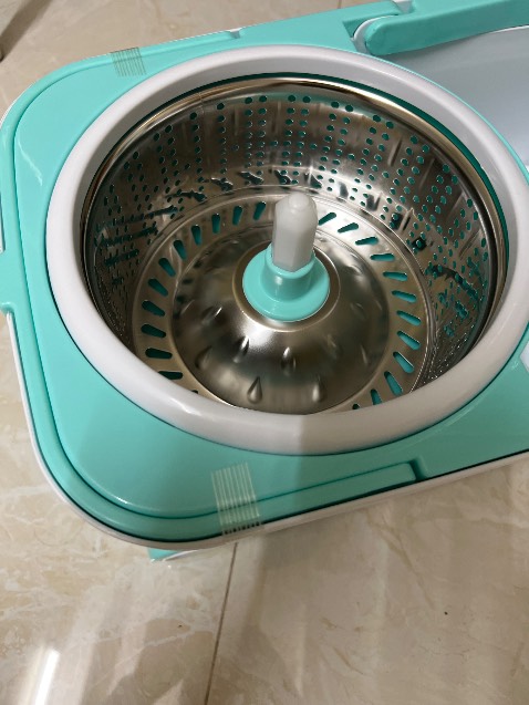 Shop đóng gói cẩn thận và an toàn , từng bộ phận của cây lau và bông chùi trong bao nguyên seal. Thơm mùi mới khi mở. 
Tuy nhiên shop lại dùng băng keo dán hai bên Xô vật gây bất tiện cho người tiêu dùng. Và nút khóa cây lau cứng , khó khăn khi cụp lên xuống.
Nhưng nhìn chung mình hài lòng với sản phẩm này, nhưng shop lưu ý tránh dùng keo dán trực tiếp lên sản phẩm, khiến người tiêu dùng khó lau chùi, và không an toàn khi sử dụng vì miếng bông lau có thể bị dính keo