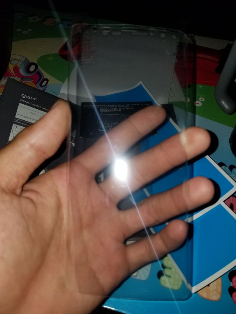 Sản phẩm đúng số lượng 4 miếng: 2 miếng trong dán mặt trước, 2 miếng dán mặt sau gồm 1 miếng trong, 1 miếng có vân trắng đục rất đẹp. Phụ kiện đầy đủ. Có miếng dán màn hơi rít tay tí, ảnh hưởng cho mấy bạn chơi game cường độ cao như mình. (có 3 miếng xanh to to mình không biết dùng làm gì)