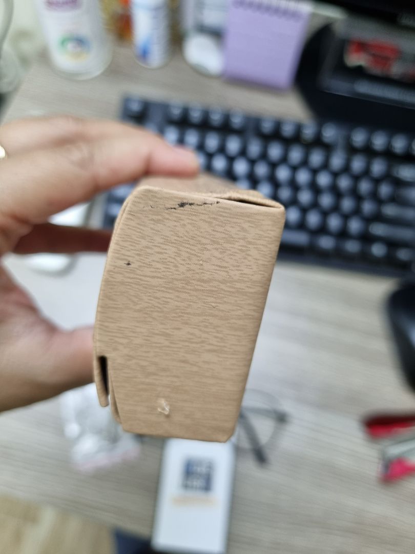 Hàng giao nhanh, nhưng mà gọng có vẻ không chắc chắn lắm. Hộp bị móp