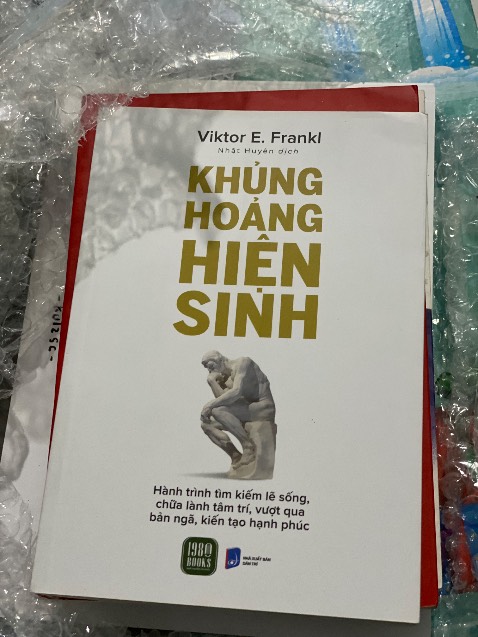 Shipper giao hàng nhanh, sách được đóng gói cẩn thận
Về nội dung: mình thấy nội dung khá khó hiểu, trừu tượng, tác giả không những đề cập đến xã hội học, liệu pháp ý nghĩa... mà còn đề cập đến những nội dung khác nữa.
Mình nghĩ người đọc cần đọc thêm những sách khác cùng chủ đề để hiểu rõ hơn.