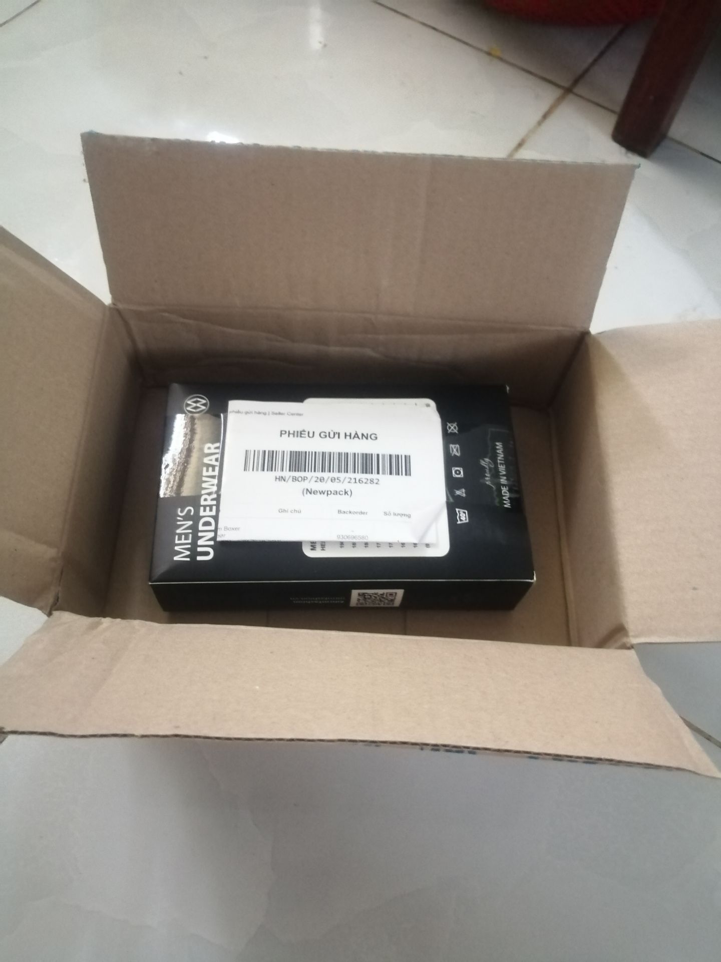 Vỏ hộp hơi bị móp,trước khi mở thì khi lắc đã nghe thấy tiếng kêu cộp cộp,không thích điểm này,khui hàng thấy 4 quần box đúng như đã đăng còn tặng kèm khẩu trang(dù thực sự không cần lắm),quần mặc rộng thoải mái co dãn khá nhưng có điều không thực sự quá ôm sát(vùng nhạy cảm) nên không thực sự đánh giá quá cao,giá khoảng 240k=60.4 cho mỗi cái quần,tóm lại là chất lượng tương xứng với giá tiền,không có gì nhiều để phàn nàn,ok