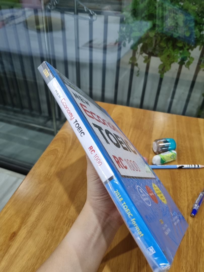 Sách in chắc chắn, màu in và giấy in chất lượng tốt. Các trang đầu còn có hướng dẫn format đề thi và thang điểm. Hài lòng, không có gì để chê.