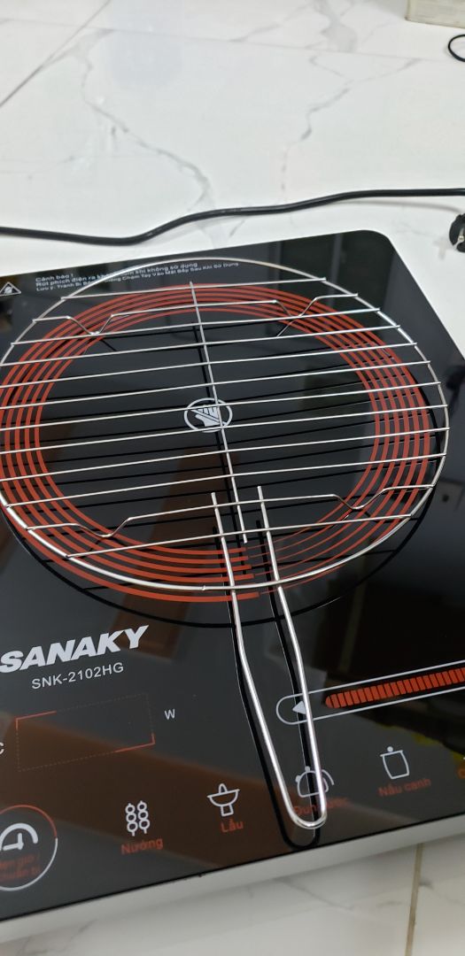 Đặt TikiNow nên nhận hàng nhanh chỉ trong 2h.
Tiki vẫn gói hàng kỹ chắc chắn như mọi khi.
Bộ sản phẩm gồm: 1 bếp + 1 nồi + 1 vỉ nướng
Bếp nhìn chắc chắn, măt kính đẹp và dễ lau chùi
Có nhiều chế độ, các phím cảm ứng nhạy
Làm nhiệt nhanh, có quạt tản nhiệt cho bếp trong suốt quá trình sử dụng. Tuy nhiên tiếng quạt kêu to nên hơi ồn. Mọi người nhớ chú ý sau khi nấu xong để tiếng quạt tắt hẳn mới rút điện ra nhé.
Vỉ nướng và nồi tặng kèm hơi mỏng nhưng cảm giác sử dụng ban đầu là tốt.
Giá sp trên tiki hiện tại rẻ nhất thị trường nên mình rất hài lòng với sp.