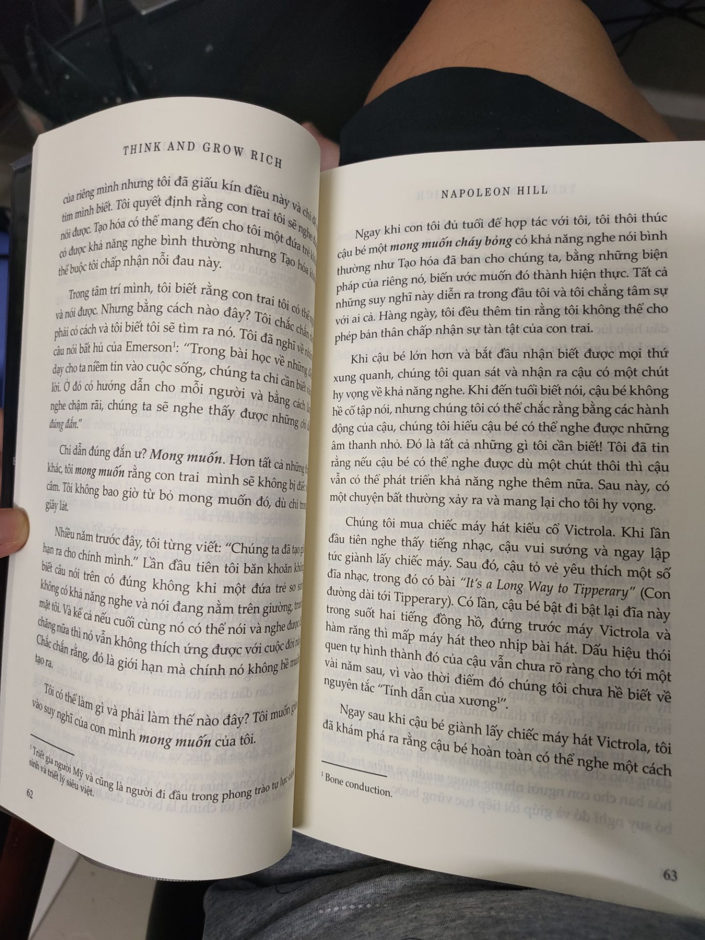 Tạm, tui thấy có phần in màu vàng bị mất và lem màu. Tui thấy hơi thất vọng vì tui muốn cuốn sách của tui pải thật hoàn hảo. Nếu là lỗi của nhà sản xuất thì người bán pải trả lại, chứ sao bán sản phẩm lỗi cho khách đc. Lưu ý tui nói để rút kinh nghiệm chứ tui ko có trả sản phẩm.