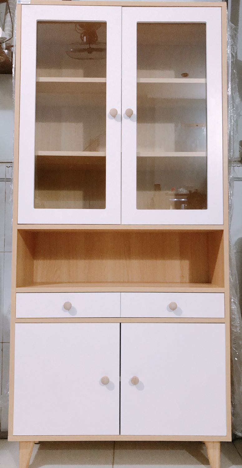 Thích thiết kế cửa kính trên và cửa gỗ bên dưới nên đã đặt mẫu này, đỡ phải quét bụi thường xuyên!!!

Tủ được đóng rất chắc chắn, chất gỗ đặc chứ không mỏng như 1 số mẫu kệ tủ bán bên ngoài, bản lề cũng vững chắc, các tay nắm bằng gỗ cũng cứng cáp. Chỉ có 1 lỗi nhỏ xíu là 2 cánh cửa tủ dưới hơi cách xa 1 chút, nhưng thôi bỏ qua. 

Ship cũng nhanh, cỡ 2 ngày, mà kho đóng tủ ngay Q12 gần nhà mình. Túm lại là khá ưng, sắp tới nếu cần sẽ ưu tiên Sib Decor, tuy giá hơi cao hơn 1 chút nhưng tiền nào của đó ^^