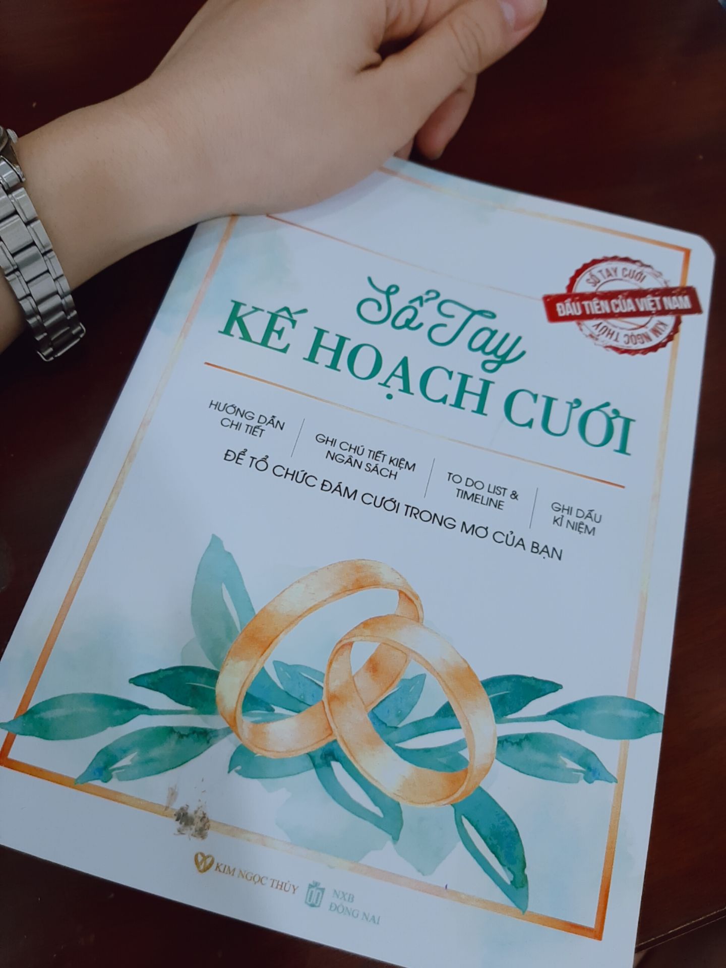 mới đầu hong biết trên này có bán , nên mình lại cửa hàng luôn trực tiếp lun , lướt lướt tiki thì thấy nên cho feedback luôn nè , nói chung ưng lắm , cực kì chi tiết luôn cho những người  không biết phải chuẩn bị gì cho đám cưới nè , cái mấy cái tip hữu ích gê luôn mấy bà ?... nói chung mua rồi về cảm nhận ???, riêng tui tui ưng ?
