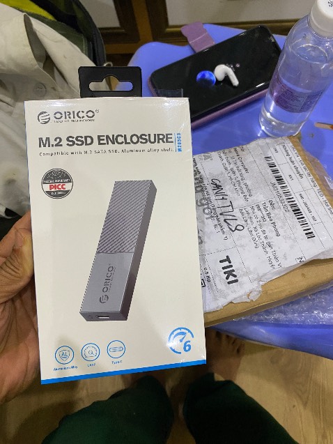 Đinh, vít và 1 miếng keo tản nhiệt để dưới đế hộp.