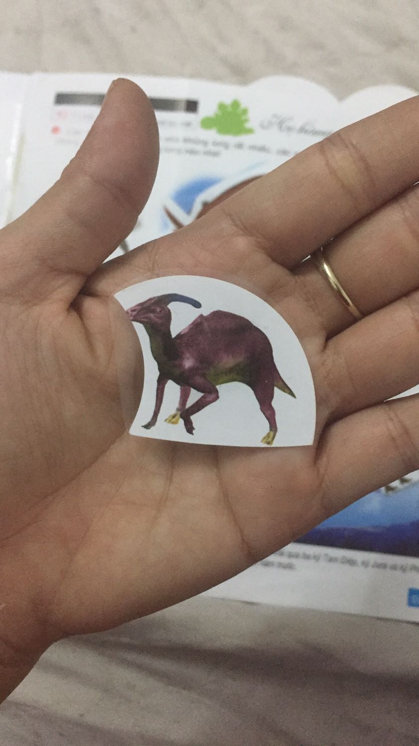 Bé mình còn nhỏ nên mình mua thêm miếng dán dính vẻol 2 mặt loại 1 cm, có keo sẵn và mua thêm giấy cứng bằng nhựa 
Xong mình gỡ hình ra dán lên giấy cứng rồi dán verol 1 miếng lên hình 1 miếng lên sách. Như vậy bé có thể chơi được nhiều lần, dán trên bìa cứng miếng bóc dán sẽ bền hơn
Các bố mẹ có thể sử dụng cách này để tiết kiệm