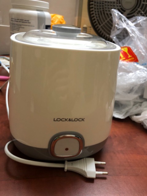 Trước tiên tui xin cám ơn nhà cung cấp đã giảm giá cho tui mua  máy làm sữa chua  để hai mẹ con ăn hàng ngày .Máy rất gọn , nhẹ & đẹp  ,dễ dàng đi chuyển.Tui đã đọc cmt   của ai đó y/c  nhà cung cấp phải có HDSD bằng tiếng việt  thì xin tl rằng có đấy bạn nhé, trừ  phi bạn đã bị rách .Nếu không thì lên mạng đánh mã máy hay thương hiệu locknlock thì sẽ có thôi , vì đã nhập về VN thì bắt buộc  nhà sản xuất phải có  ( nó giống như tấm vé để NSX bán được sản phẩm) Trước tiên tui xin cám ơn nhà cung cấp đã giảm giá cho tui mua  máy làm sữa chua  để hai mẹ con ăn hàng ngày .Máy rất gọn , nhẹ & đẹp  ,dễ dàng đi chuyển.Tui đã đọc cmt   của ai đó y/c  nhà cung cấp phải có HDSD bằng tiếng việt  thì xin tl rằng có đấy bạn nhé, trừ  phi bạn đã bị rách .Nếu không thì lên mạng đánh mã máy hay thương hiệu locknlock thì sẽ có thôi , vì đã nhập về VN thì bắt buộc  nhà sản xuất phải có  ( nó giống như tấm vé để NSX bán được sản phẩm)