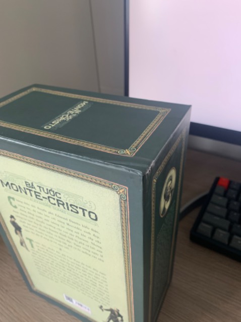 Nội dung: cuốn này nổi tiếng rồi mình không bàn tới nữa.
Hình thức: box bị cấn móp, sách phía trong cũng bị trầy xước, mình vẫn vote 5* vì nội dung, nhưng hy vọng lần sau shop cẩn thận hơn.
Thiết kế box: chưa tối ưu, khi muốn lấy sách ra khó có thể lấy từng cuốn, ví dụ với box khác: Những người *** khổ cũng để sách trong box nhưng thiết kế để người đọc lấy từ phía trên, dễ dàng lấy từng cuốn hơn.
Thời gian giao hàng: shipper giao đúng hẹn.