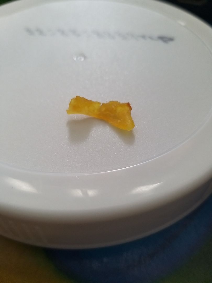 chụp đt nên k thể rõ hơn đc dù đã cố, nhưng ăn trúng một vài miếng có mùi hôi nhựa và cái miếng đó k nhai đc có dạng nhựa xuyên thấu mn ạ, tôi k biết sp khô gà họ làm ntn, có trộn gà vs nhựa để làm ra k nhưng chắc chắn k bao giờ mua nữa vì cảm giác ăn k an tâm, gì chứ tự nhiên ăn khô gà mà có miếng nhựa trong xuyên thấu, lại có mùi hôi thì giải thích nó là gì đc đây???