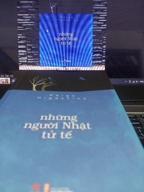 9 truyện ngắn với các chủ đề khác nhau chủ yếu khai thác khía cạnh tâm lý con người, vốn dĩ là thế mạnh của tác giả. Cách kể chuyện nhẹ nhàng mà cuốn hút, những tình huống bất ngờ thậm chí mang màu sắc kỳ ảo cho ta thấy phần nào bức tranh văn hóa đan xen giữa truyền thống và hiện đại trong xã hội Nhật bản.
Một nhà văn chuyên về trinh thám khi kể chuyện đời thường thì cái kết cũng luôn là những bất ngờ thú vị.