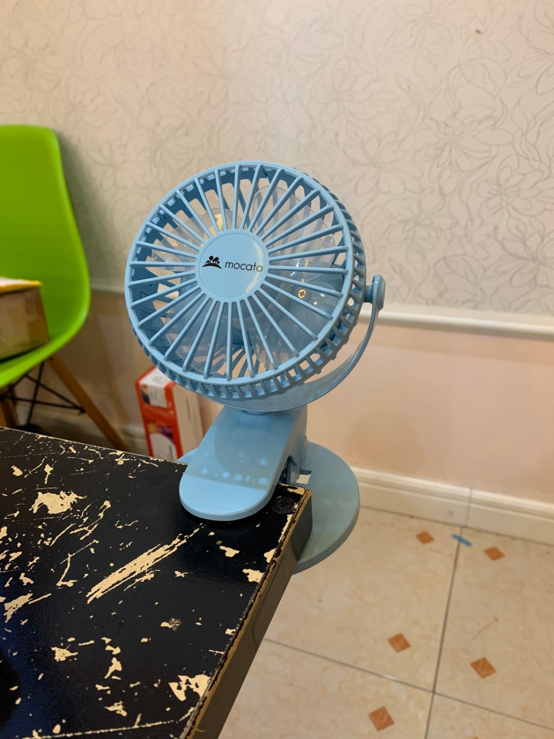 Quạt rất mát và êm, mang đi tắm biển. Ngồi sau xe ô tô bật mát hẳn, pin dùng rất lâu. Nhà nghỉ bị mất điện mấy tiếng mà máy nổ hỏng. Lôi ra quạt rất tiện, may mà mang đi.
Hoàn thiện đẹp, tiện ích và rất chất lượng so với số tiền bỏ ra.