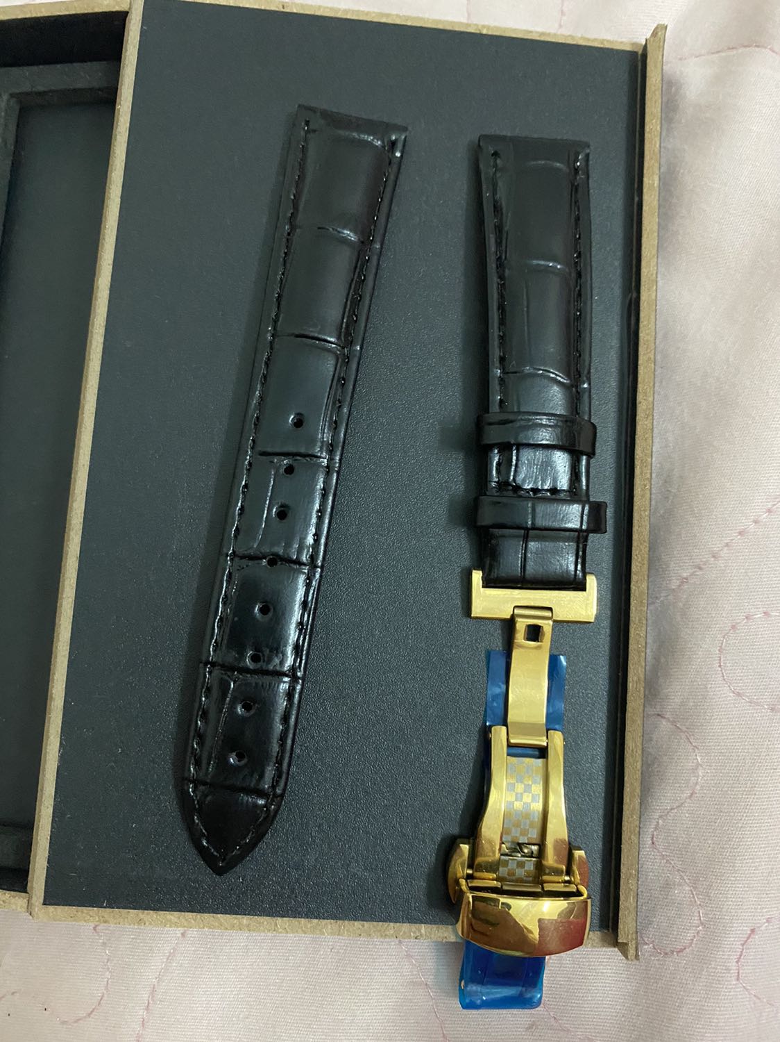 Mình đặt mua là sp có khâu chỉ nổi màu trắng, nhưng sp được giao lại ko phải vậy.