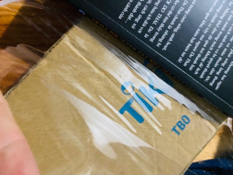 Sách gồm nhiều tip nhỏ 2-3 trang, dễ đọc.
Tikicare bọc sách tạo nếp gấp ở lề bìa sách, một mặt nhiều sóng lồi.