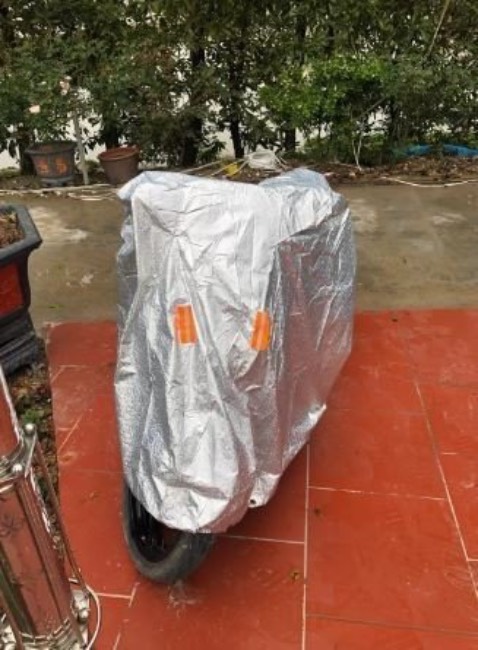 Cuối cùng cũng nhận được hàng. Nhanh phếts. Mk đặt 2 đơn . Đơn này sau. Mà hàng đến trước. Hài ghê. Nhưng cũng ok phết. Rộng. Che dk phủ hết xe. Mong là dùng lâu dài. Giống hình nhé. Bạt làm xe đỡ bị nhiệt cao, nên cảm giác hiệu quả! tráng nhôm mấy lớp nên dày