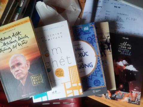 Bên shop gói hàng cực kì sơ sài như hình không có gói gì lại để sách khỏi bị méo góc, sách nhìn vào có vài dấu bẩn và bụi, không có bọc sách. Mua lần trước shop gói cẩn thận bao bọc kĩ càng rất thích nên đặt lại lần 2 mà shop ẩu á mua 1 lần tận 4 5 quyển lận