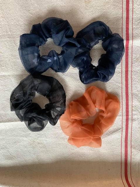 Hàng không giống so với hình ảnh, xấu và lỗi:
1. Chất liệu voan siêu cứng chứ không nhìn bồng bềnh nhẹ nhàng như hình ảnh
2. Sai màu (đặt 3 màu đen, 1 nâu be mà ra 1 đen, 2 xanh dương và 1 cam - màu sắc cũng khác hẳn so với hình ảnh shop sử dụng)
3. Đường may vụng - hình sử dụng là hình trên mạng, trong khi thực tế sản phẩm giống tự gia công
4. Voan đã mỏng, chun sử dụng cho voan đen hay xanh dương lại là màu trắng (trong ảnh là sử dụng chun ở trong cùng màu voan)