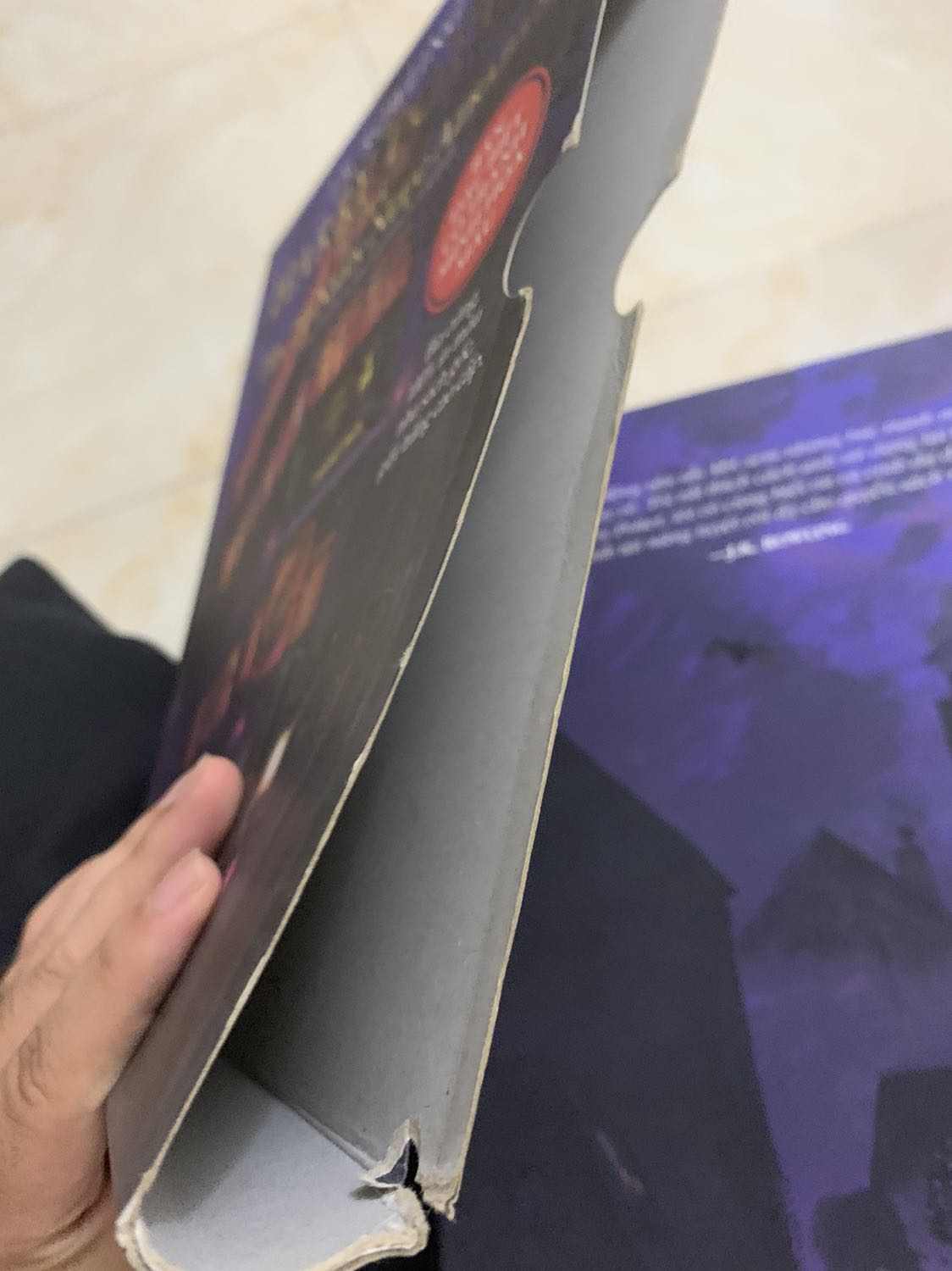 Sản phẩm đã qua sử dụng gáy sách bung hết cả khi mình nhận được hàng thì bên ngoài quyển sách được bọc bởi 1 lớp nilong chứ không có seal thật sự rất rất thật vọng mình đã liên lạc lại với tiki để đổi sản phẩm mới thì có người đến lấy hàng nhưng đến hiện tại đã gần 1 tuần rồi mình vẫn chưa nhận được sản phẩm mới ủa như vậy nghĩa là sao cần 1 lời giải thích đơn hàng sách mua mấy trăm nghìn mà giao cho sách cũ như thế này hỏi xem có chấp nhận đc k   ??????