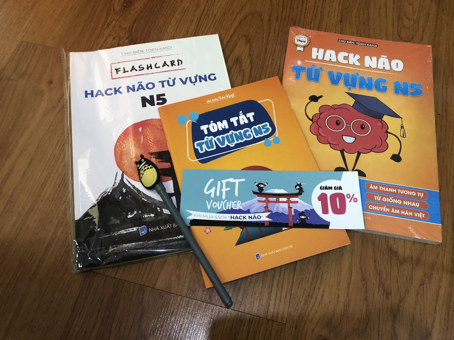 Sách đẹp dã man. Nhìn cái là thích học luôn rồi ?. Lúc đặt sách mình tưởng có 1 cuốn thôi mà nhận lại đc thêm mấy cuốn nữa thế này. Lại cả 1 em bút Totoro xinh xắn nữa chứ. Thích ơi là thích. Cảm ơn nhà sách rất nhiều ?❤️.