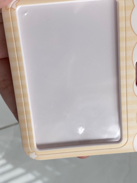 Lần này tiki giao hàng khá là nhanh so với những lần trước mình đặt. Nội dung truyện thì khỏi phải bàn cãi, phải nói Mộc Qua Hoàng là một trong những tác giả mà mình thích nhất. Đợt này nhà Daisy thật sự làm mình rất thất vọng, truyện mua về lúc bóc seal thì bị cong bìa áo,ép mãi mới thẳng ra. Dây đeo thẻ thì bị trầy, dấy hằn trên mặt trước của thẻ. Lúc mở pack gói dây đeo thẻ ra mình hoảng hồn luôn