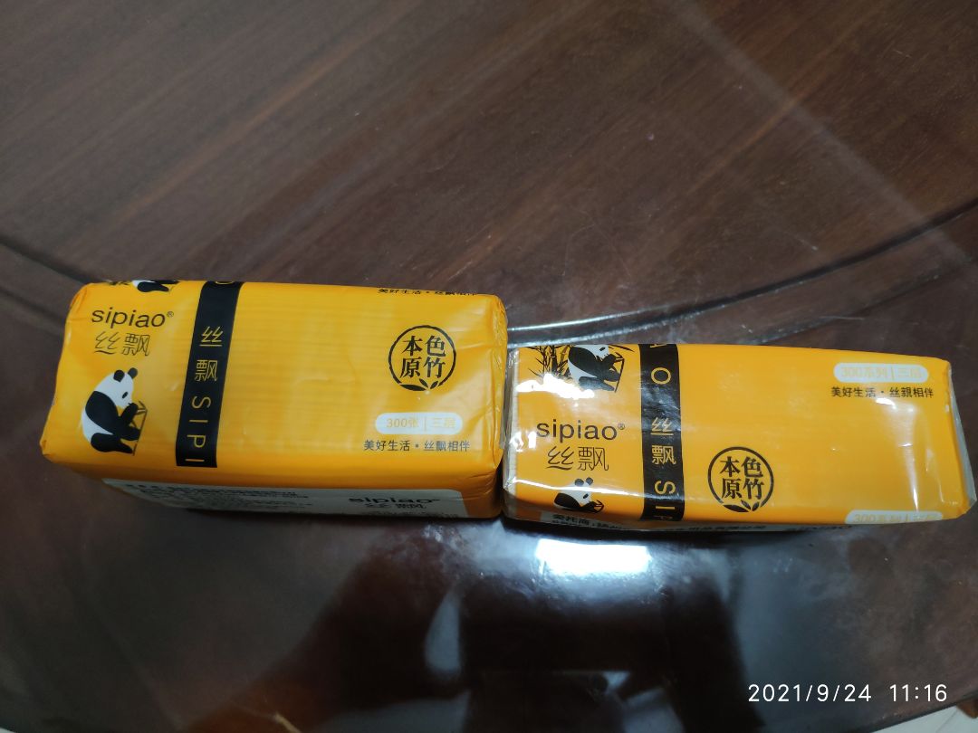 bịch giấy ọp ẹp chứ ko căng như trước, bao nilon bằng nilon cứng dòn như là nhựa tái chế chứ ko phải loại nilon mềm dai như trước, giấy không được dai và mịn.
có vẻ như là shop nhập phải lô hàng không đc ổn