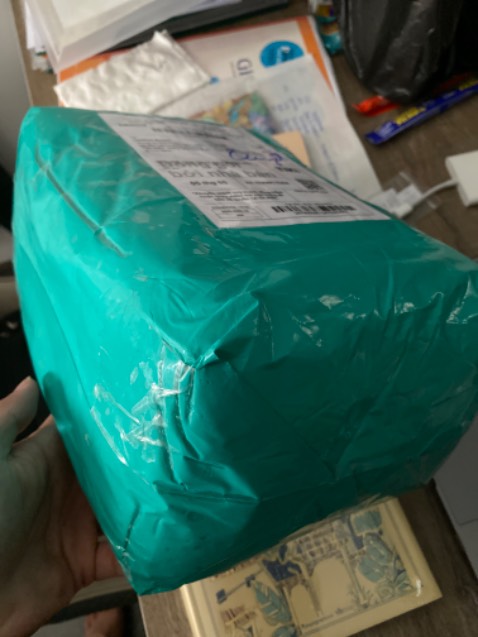 Tiki giao hàng nhanh, trước hạn.
Sách được đóng gói cẩn thận, chắc chắn. 
Còn bọc nylon mới.
Chưa mở ra nên không có bình luận về nội dung. Nhìn chung hài lòng.