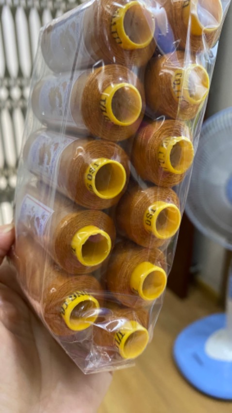 Chỉ may mua 12 ống giao 1ống
màu càng không đúng , đặt mua nâu soccola mà giao đỏ tím, 
Chat: hỏi - nhà bán sorry giao nhầm , sẽ ship bù lại cho đúng,
Sau 1 ngày thì ship thêm 11 ống màu vàng nghệ
Hỏi sao tui may đồ mauf nâu socola được??? 
Giá thành thấp, (7k/ống chỉ) nhưng mất niềm tin.
♥️♥️♥️♥️
P/s: cùng ngày cả trung tam cskh của Tiki nhiet tình, và người bán nhiệt tình sorry muốn đổi trả nhưng tui Cho Qua không đổi nữa cũng sẽ nâng đánh giá lên 4 Sao cho thiện chí & tình thân ái