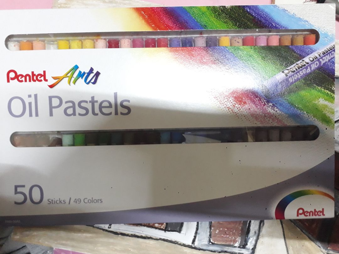 nhìn hình thì mình nghĩ cây màu sẽ khá to cầm vừa tay nhưng mua về thì nhỏ hơn mình nghĩ, nhưng được cái chất màu khá tốt tô êm, mình thử vẽ 1 bức thấy lên màu cũng xinh