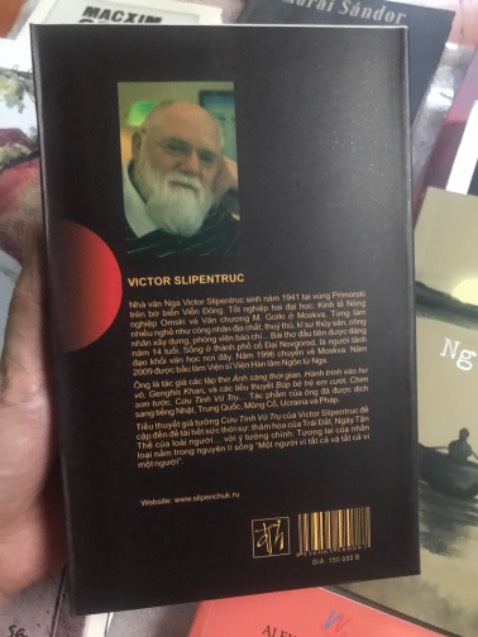 Cuốn này chưa biết nội dung sao vì mình mới nhận hàng, nhưng mà mình chê cái khổ sách sao mà nhỏ so với độ dày 651 trang, điều đó khiến cho lúc mở sách để đọc sẽ dễ bị gãy sách. 
Phải mà khổ to một chút thì tuyệt vời rồi. Sách từ năm 2013 nhưng còn khá mới.
Shop giao hàng nhanh, đóng gói rất cẩn thận.