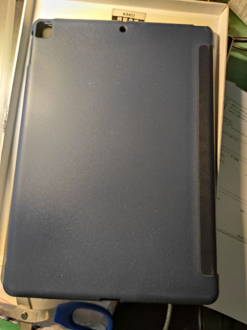 hài lòng, sản phẩm vừa khít, đẹp, có sáng màn hình khi mở, tắt màn hình khi đóng bao da, có điều giao hàng hơi lâu hơn những món khác mà mình mua.