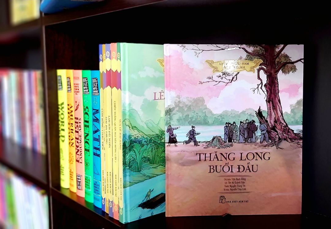 Bộ sách gồm 8 quyển, mỗi quyển là một chủ đề, một nhân vật, một địa điểm lịch sử ý nghĩa với mọi thế hệ người Việt. Và đặc biệt phù hợp với các bạn nhỏ tiểu học mới tiếp cận môn lịch sử nước nhà. Sách có nhiều hình vẽ đẹp và màu sắc phong phú, các bạn nhỏ nhà mình vô cùng thích.  các bạn ý đọc vèo cái xong nhưng xem đi xem lại hình ảnh và bình luận rôm rả 🥰.
Dịch vụ Tiki nhanh, tiện và chuyên nghiệp. Like !