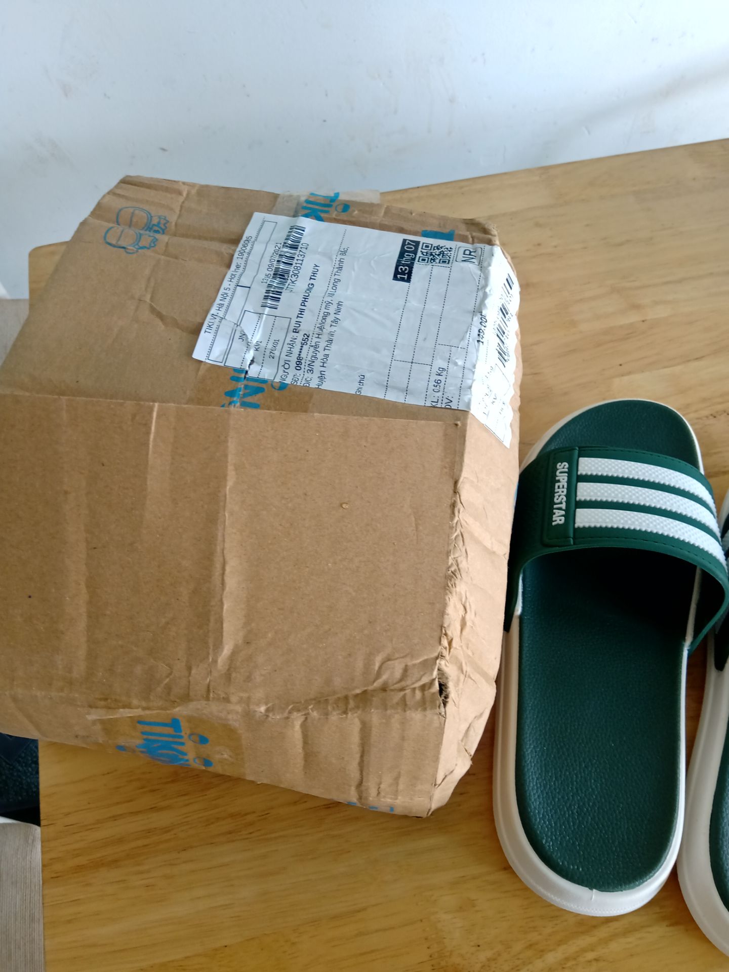 đầu tiên mình xin nhận xét ve phí ship mới nhìn thấy khá cao nhưng xem kĩ thì ship từ Hà Nội về nên ok .giao hàng đúng như dự kiến . về phần nhận hàng thì hộp hoi méo mó nhưng không sao chắc tại van chuyển xa . đến khi khui hộp thì quá là ok luôn mình k nghĩ là nó lại đẹp vậy luôn á. nhìn thấy là ưng liền. rất thích sẽ ủng hộ shop thêm ??