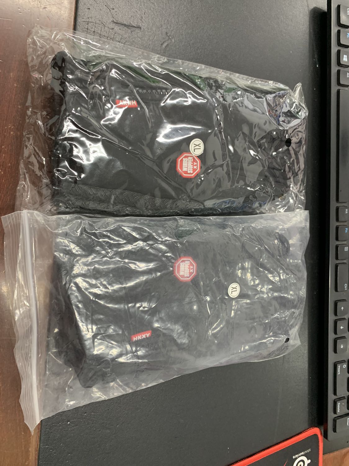 Mình mua 2 cặp găng tay đi nắng cảm ứng vân tay cùng 1 loại, nhưng khi giao thì 2 loại bao bì khác nhau, bên trong 2 loại về chất liệu thì giống, nhưng phần cảm ứng chỗ ngón trỏ thì khác nhau, 1 cặp thì dùng cảm ứng được, cặp còn lại thì không, để nghị Tiki kiểm tra và cho đổi hàng giúp Mình mua 2 cặp găng tay đi nắng cảm ứng vân tay cùng 1 loại, nhưng khi giao thì 2 loại bao bì khác nhau, bên trong 2 loại về chất liệu thì giống, nhưng phần cảm ứng chỗ ngón trỏ thì khác nhau, 1 cặp thì dùng cảm ứng được, cặp còn lại thì không, để nghị Tiki kiểm tra và cho đổi hàng giúp