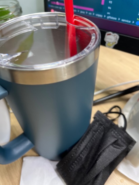 Sản phẩm ok, cầm nắm chắc tay, tưởng to nhưng cũng k to lắm, có mỗi điểm chê là cái nắp có lỗ nhỏ - mình k thích điểm này lắm