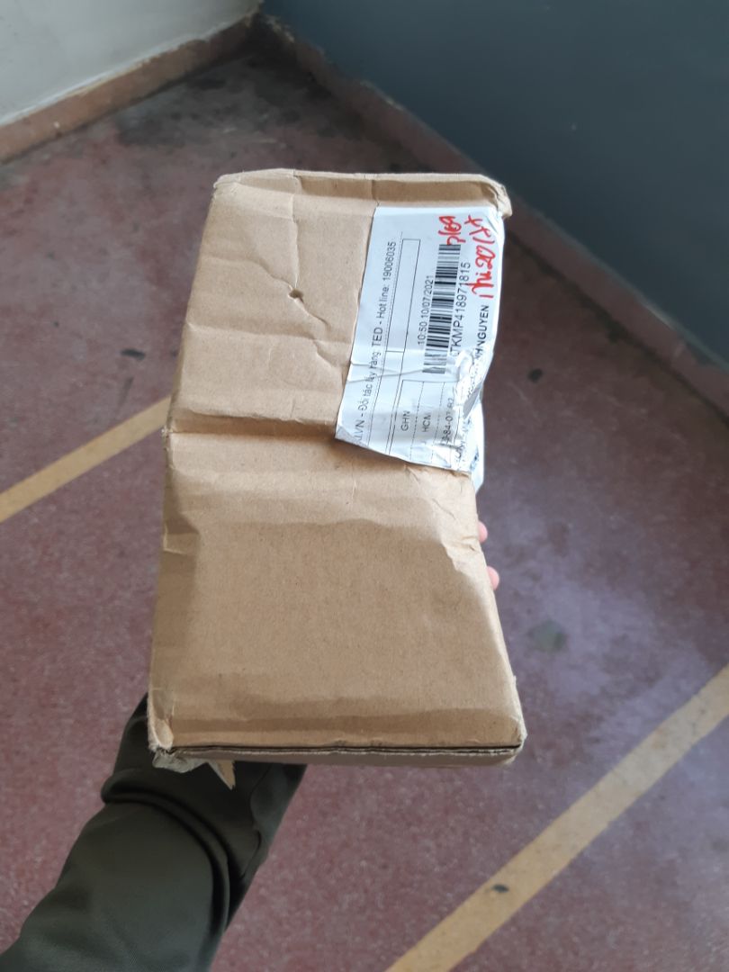 Hàng đến chậm so với dự kiến 3 ngày (do tình hình dịch bệnh nên mình có thể thông cảm được). Nhưng hàng hóa liên quan đến thực phẩm lại bị đóng gói sơ sài móp méo như này thì không chấp nhận đc ạ. trong túi bánh mì thì chia làm 6 bánh nhỏ, cảm giác ăn cũng ko ngon bằng 1 ổ bánh lớn, mình cứ ngỡ như ăn bánh trung thu mà chỉ có bột vậy. từ chất lượng đến đóng gói ko thể nào thất vọng hơn.