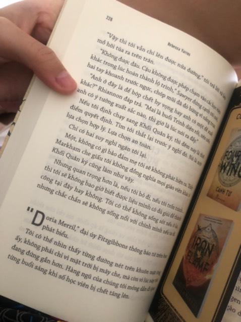 Sách siêu đẹp ạ! Cảm ơn Trẻ đã thầu series này huhu bản dịch cứ phải gọi là xuất sắc luôn ạ! Mong trẻ sẽ mau mau ra p3 của bộ truyện này ạ! Cảm ơn Trẻ rất nhiều vì đã ambg lại trải nhiệm tuyệt zời cho ng đọc