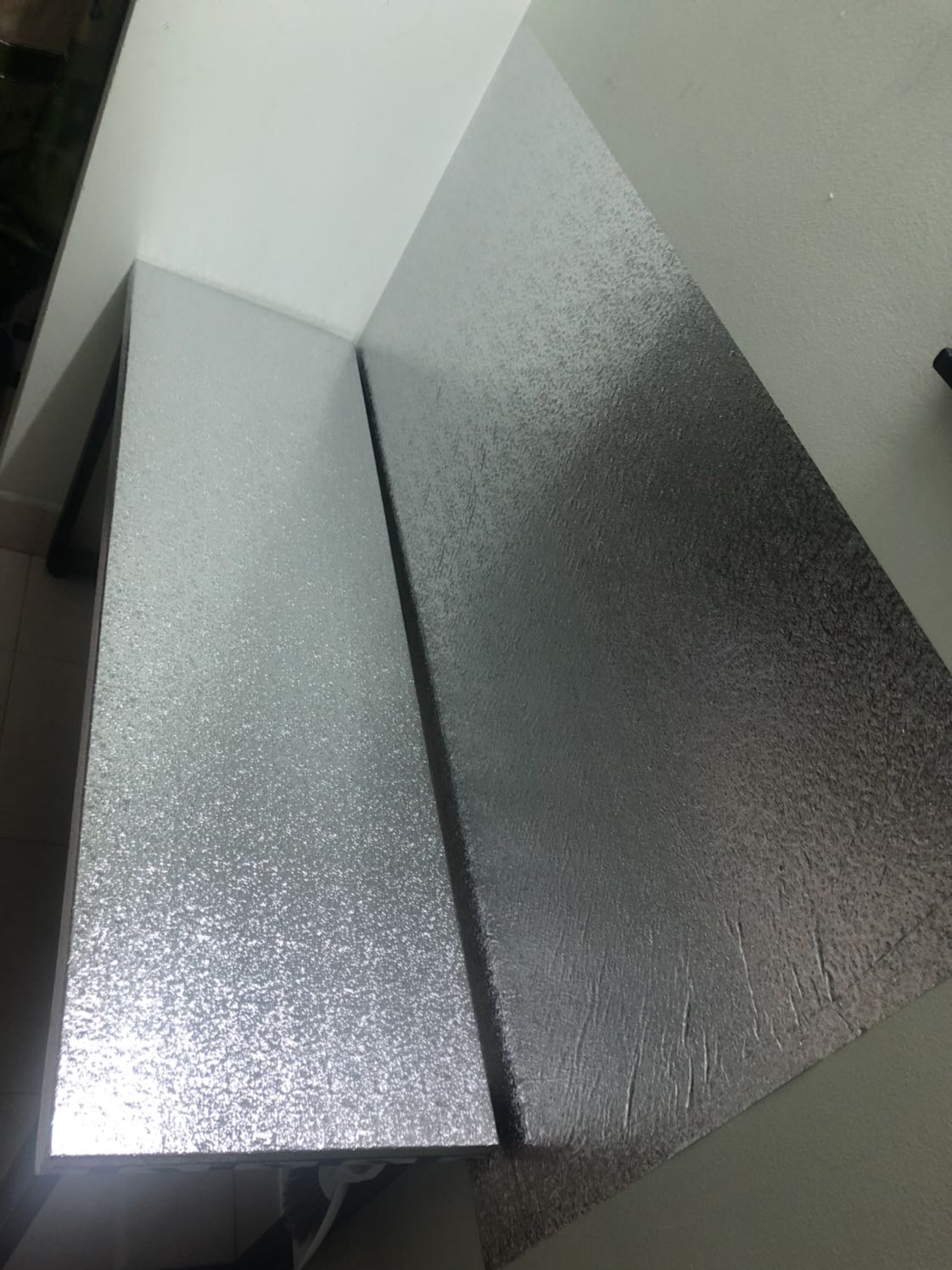 Mua 1 cuộn dài và to mình dán nguyên 1 cái bàn với 1 mảng tường bao la, bao sạch đẹp. Đang định đặt thêm cuộn nữa.