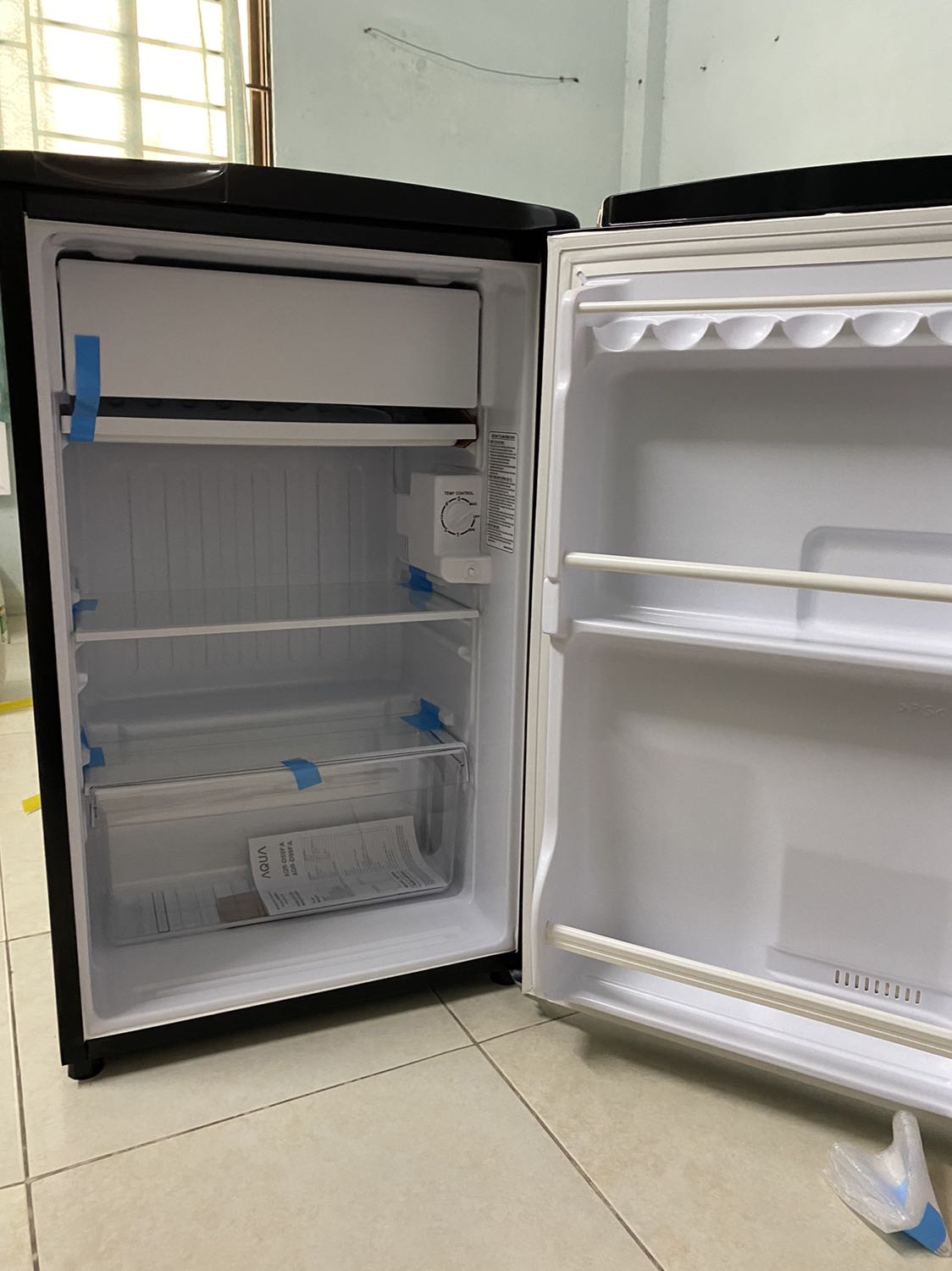 Tủ lạnh đẹp 
Mát 
Ngăn đá không lạnh cho lắm, nên đông đá hỏi kém, nhưng đóng tuyết, chỉ làm mát đc thui 
Đủ để thức ăn cho 1 người