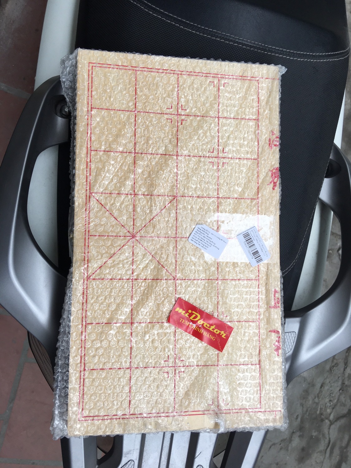 Vừa nhận hàng xong, ưng luôn. Viết cái đánh giá cho cccm như sau:
Mình đặt sau 1 ngày là có hàng. Nhiều sp đặt còn nhanh hơn. Quá ưng dịch vụ này của Tiki
Chất liệu gỗ nhẹ mà đầm tay. Hình như gỗ thông.
Chất lượng khác và in sắc nét, nên khá bắt mắt và đẹp
Hộp là bàn cờ luôn, có khuy cài nên rất tiên dụng. mang đi đâu cũng dễ
Mình chọn loại to và loại nhỏ mua tặng bố 1 bộ nữa cho các cụ ngồi chơi
Cho shop này 5***