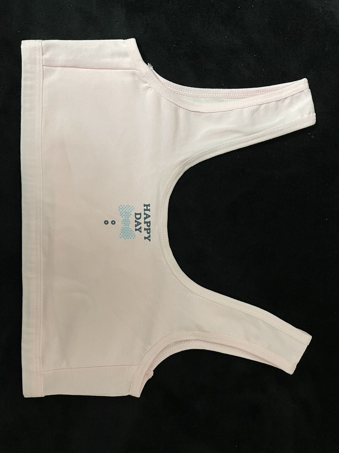 Hàng ok các mẹ ạ, vải cotton thấm hút mồ hôi tốt. Phía trước có lớp đệm mỏng may phẳng theo ngực áo, khá phù hợp với các bé lớp 4, 5, 6.