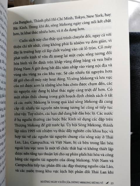 Một cuốn sách đáng đọc để tìm hiểu về dòng Mekong từ với nhiều khía cạnh khác nhau, tương lai của dòng Mekong dưới sự chi phối của các quốc gia và cường quốc như Trung Quốc. Nguy cơ tiềm ẩn của các chính sách phát triển kinh tế khi họ cố khai thác nguồn tài nguyên thiên nhiên này, có thể tổn hại đến hệ sinh thái của khu vực lẫn những lãnh thổ khác nhau phụ thuộc con sông.