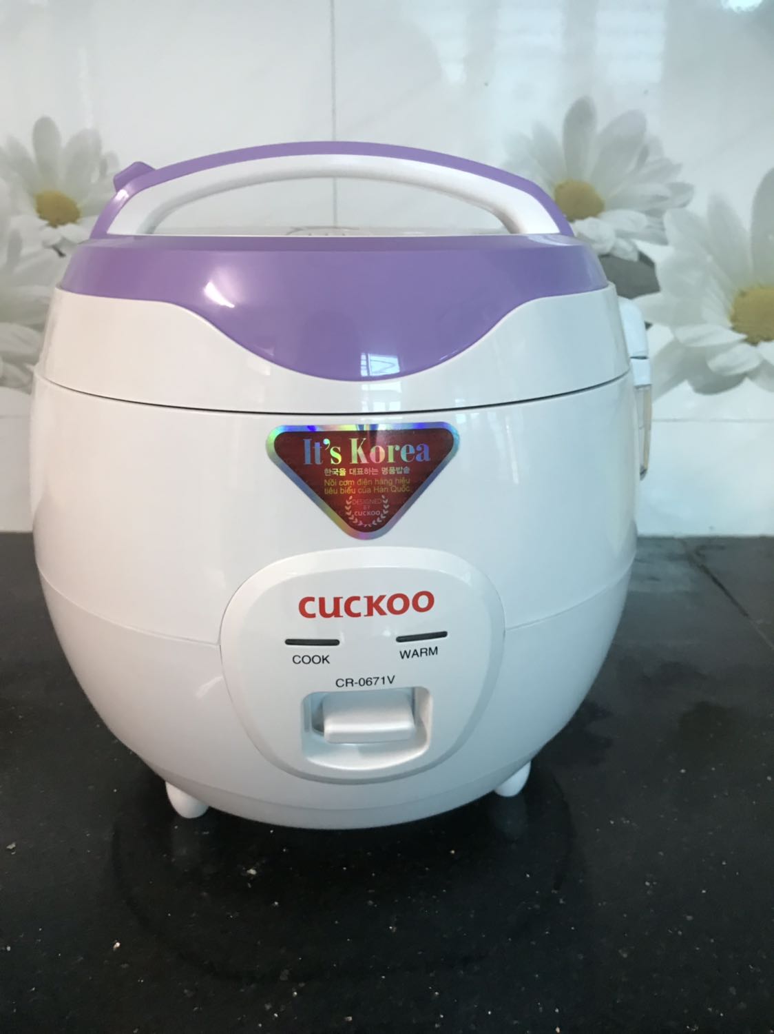 Với giá 699k là giá ổn..
Nồi có vẻ to nhưng cầm lên ko hề nặng.
Nắp nồi hơi khó ấn.. nghĩa là phải dùng lực 1 chút nếu k để ý thì nó k vào nấc.
Vì xunh quanh nồi là nhựa lên khi mới dùng vẫn còn mùi. Như những nồi 1,8 2 lít thì ngta dùng nhôm xung quanh.
Nhưng nồi này là nhựa ( phần quanh mâm nhiệt ý)
Nấu thử 1 bơ gạo.. 20p là chuyển sang warm. Tổng thời gian chín cơm tầm từ 30p đổ lên..
Trên web thông tin là 1 lít, nhưng trên vỏ thông số là 1,08 lít. Chênh lệch k đáng kể
Tiết kiện điện năng là 3 Sao khá ổn với những nồi cùng giá tiền.?
Có kèm 1 cái cốc nhựa đong.. nhưng với người việt mình chắc là thứ vô dụng rồi ?
Nấu cơm xong thì ko có mùi nhựa như ban đầu cắm thử.

Điểm trừ 
- Ko có giá hấp.
- Mình đun nước thử trc thì có mùi nhựa.
- Ko có chỗ cắm thìa cơm.