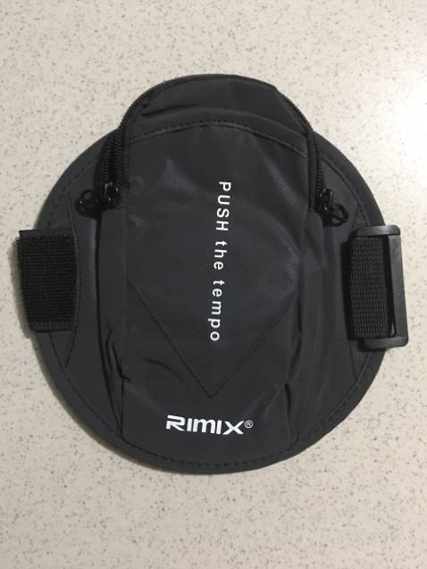 chất liệu đẹp, may chắc chắn, cái miếng dính kéo ra vào rất tốt, độ bám cho cảm giác tốt, miếng đêm ôm tay, và khi khoá sẽ không làm cấn da