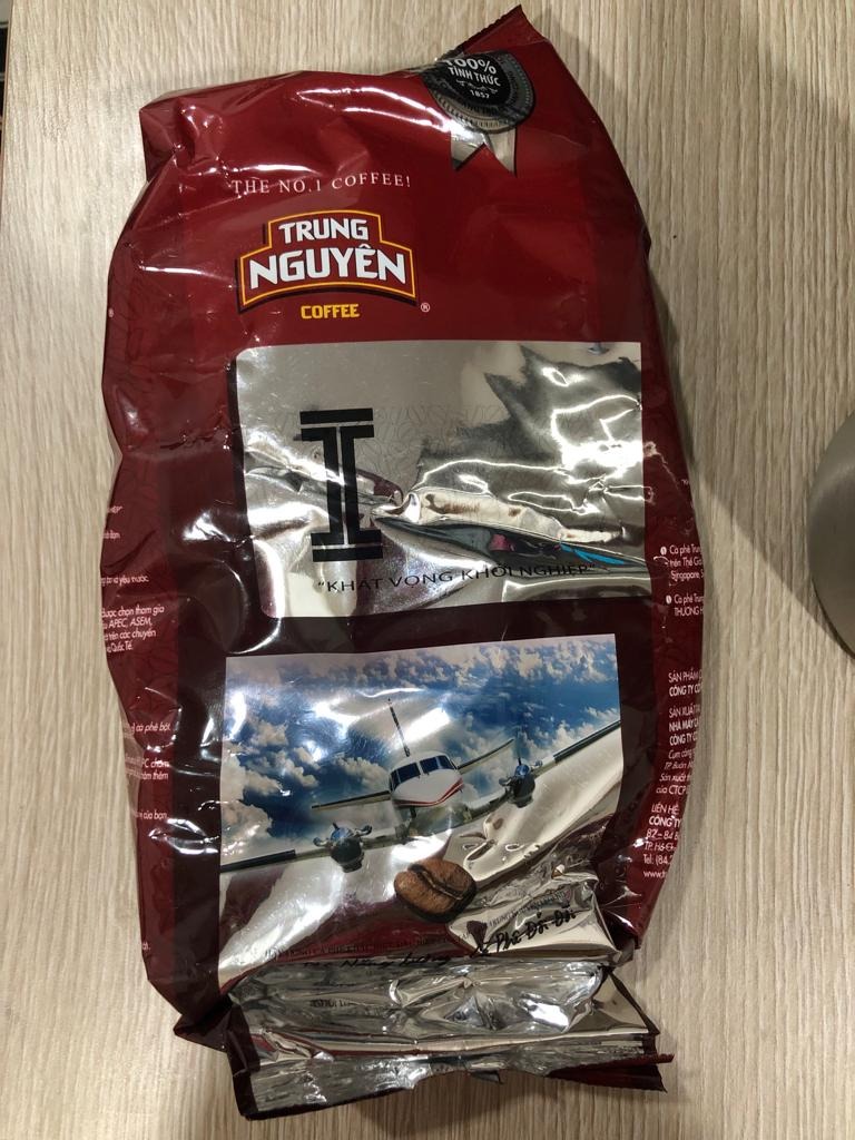 Tiki giao hàng nhanh, cẩn thận.
Tuy nhiên bản thân túi cà phê này thì Trung Nguyên làm tệ quá. Túi méo mó oặt oẹo, mở ra phải đổ vào hộp khác chứ để trong bịch này nhìn hết muốn dùng. Khuyến cáo không nên mua làm quà vì sẽ xấu lắm.