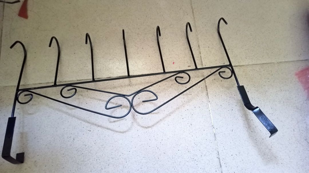 Tiki giao hàng nhanh, đóng gói nhìn có vẻ kĩ nhưng do sản phẩm làm bằng sắt khá mỏng nên 1 bên bị cong vênh lên. Nhưng theo mình với giá như trên thì sản phẩm như vậy là hợp lý